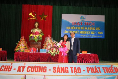 3.  đại diện cấp ủy, chính quyền xã đồng chí Lê Trung Tuân - Bí thư đảng bộ xã tặng hoa chúc mừng đại hội.jpg