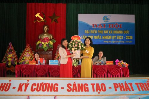 6. và tặng hoa chúc mừng đại hội.jpg